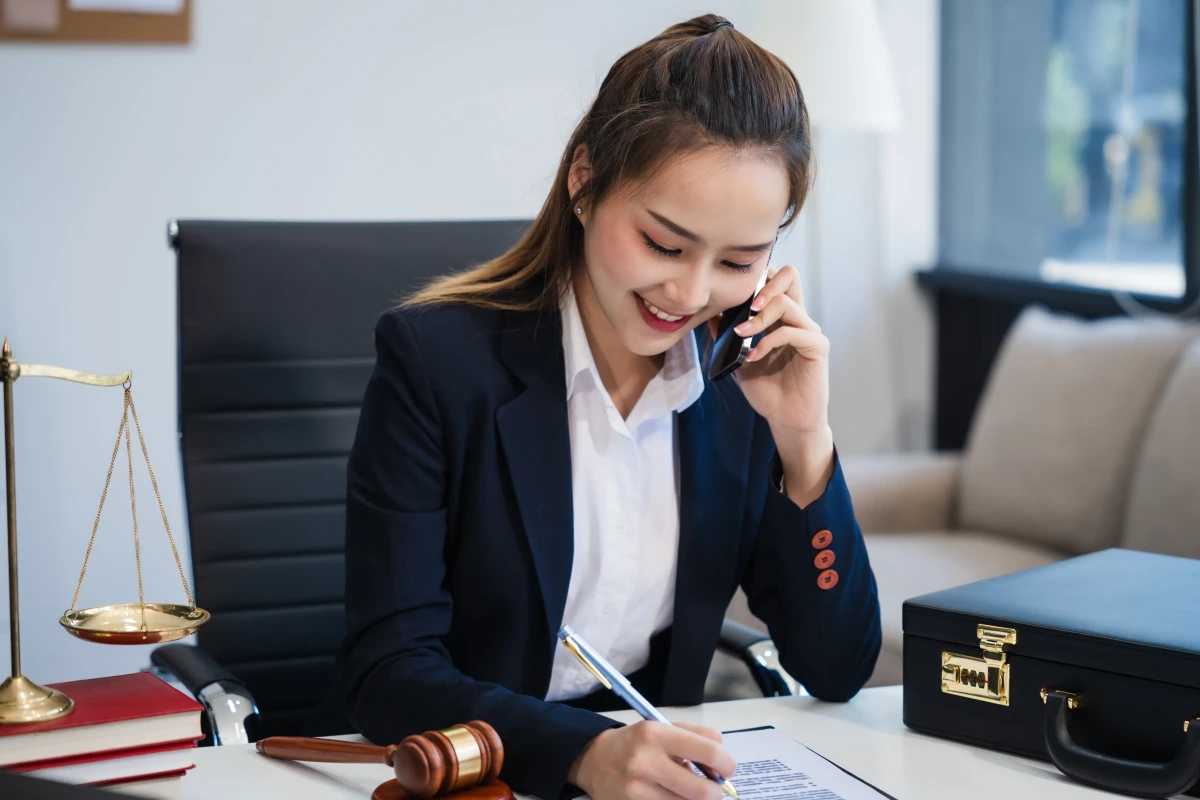 Avocats en ligne : avantages et risques pour les clients