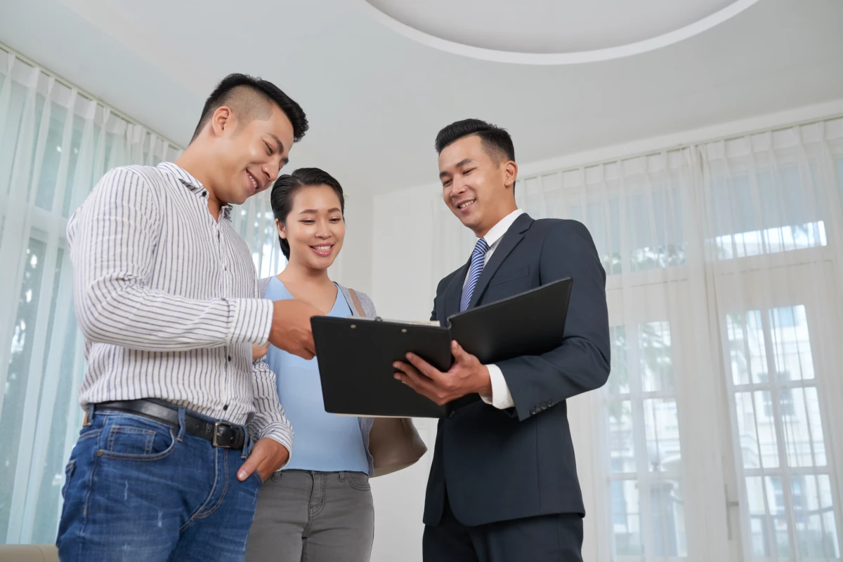 Les clauses essentielles des contrats commerciaux : guide pratique pour sécuriser vos transactions